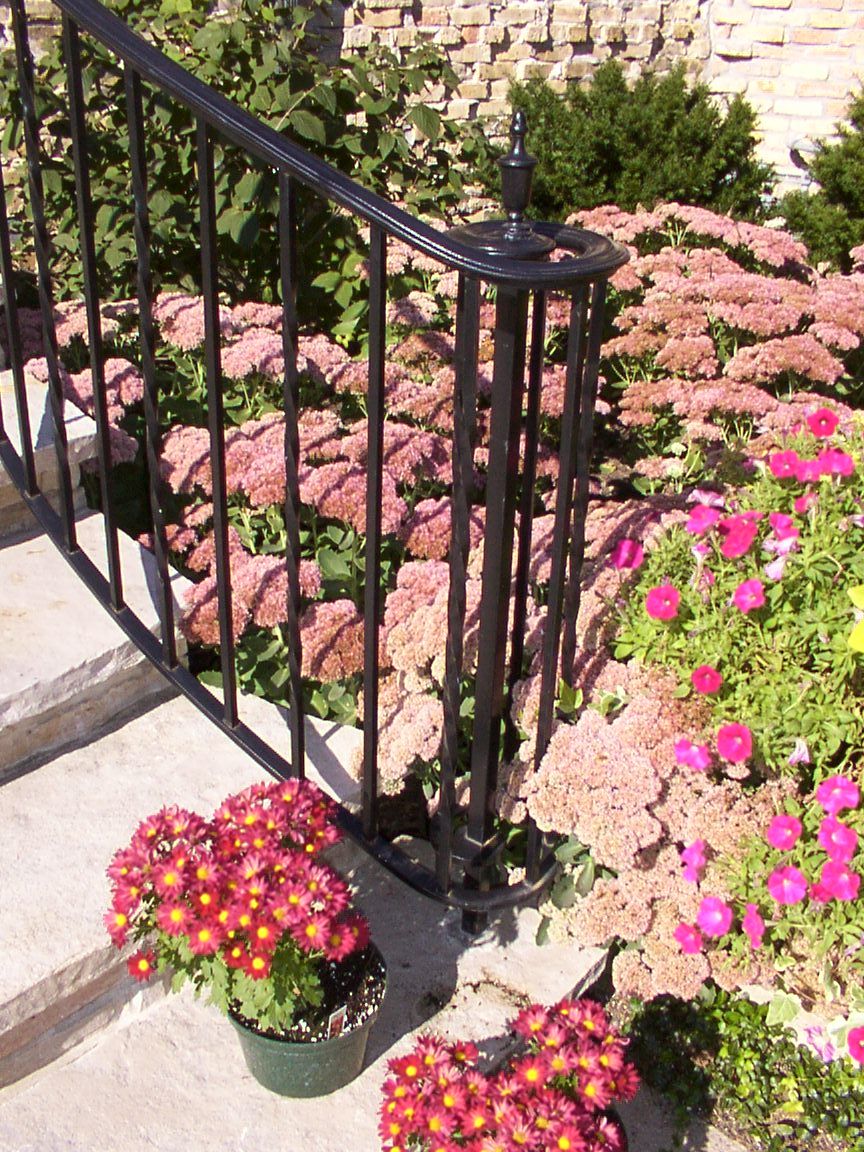 "Traditional" railing with full lateral scroll.