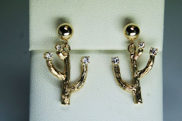 Ladies Yellow Gold Cactus Earrings - .18ct total round diamonds